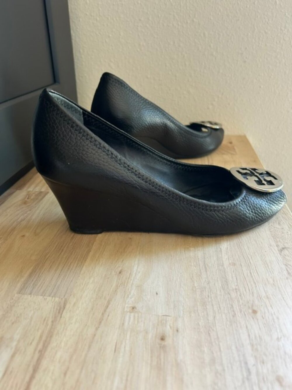 Tory Burch Sally Black Pebbled Leather Peep-Toe Wedges Silver Logo Medallion 9M - Picture 4 of 6
